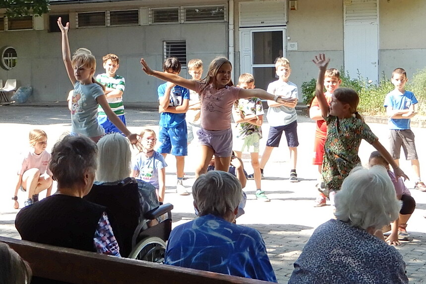 Generációk találkozása PIOK Szemere Pál Általános Iskola 2. A osztályának látogatása – JSZTIO