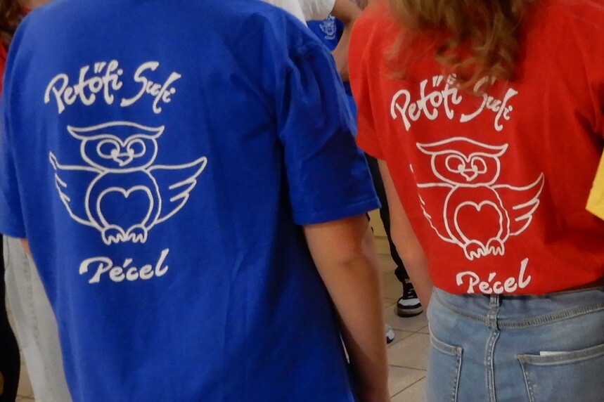 A szeretet hangjai, a PIOK Petőfi Sándor Általános Iskola diákjainak előadása – JSZTIO